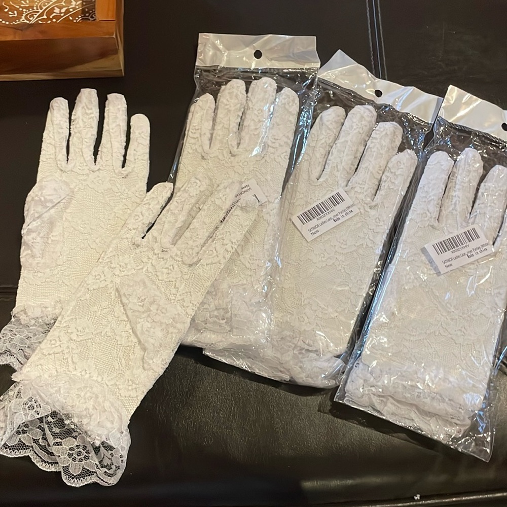 4 pairs of White lace gloves